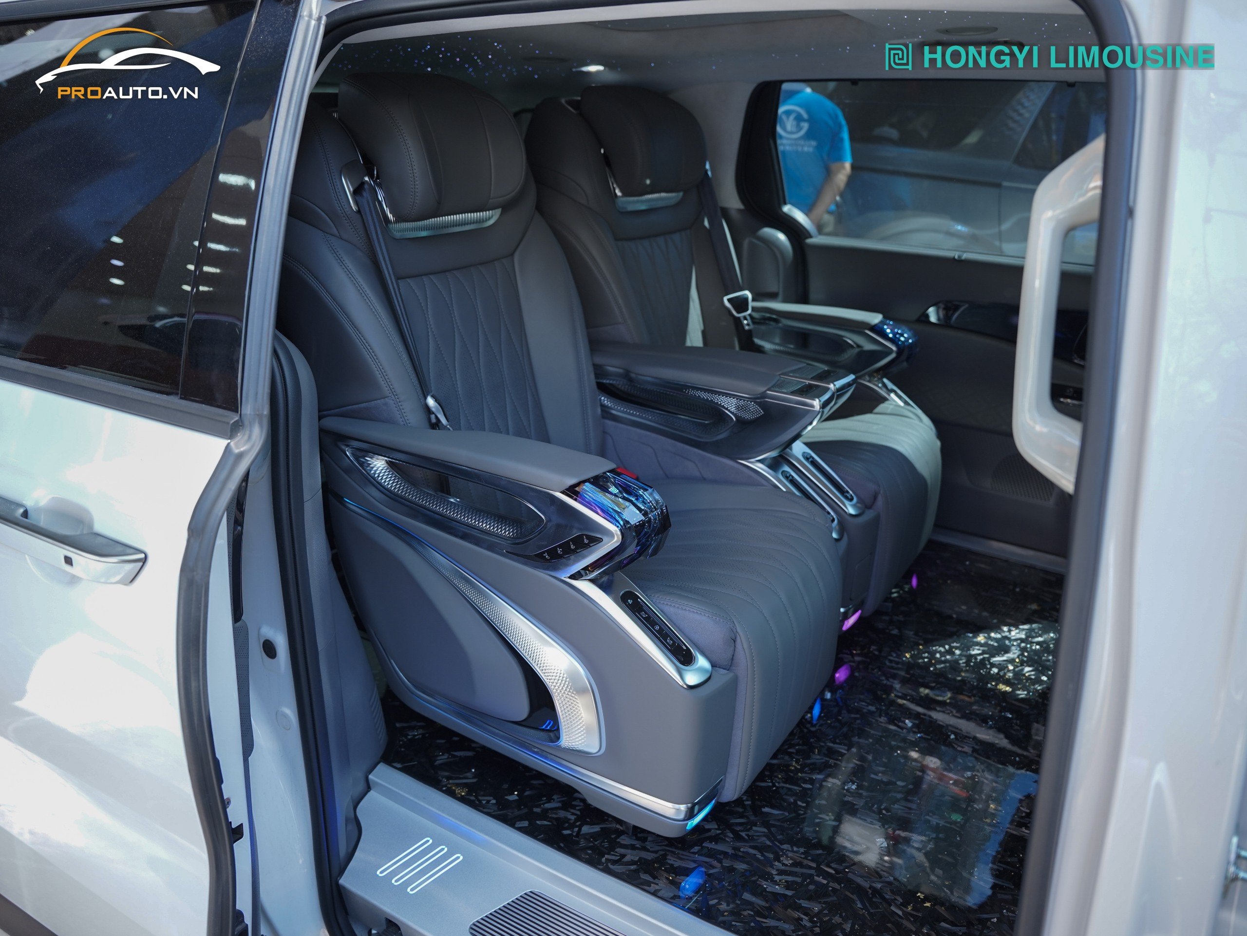 Độ ghế Limousine Kia Carnival theo dạng combo