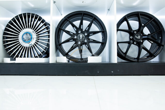 Khu vực trưng bày phụ kiện độ mâm cao cấp tại trung tâm Proauto.vn