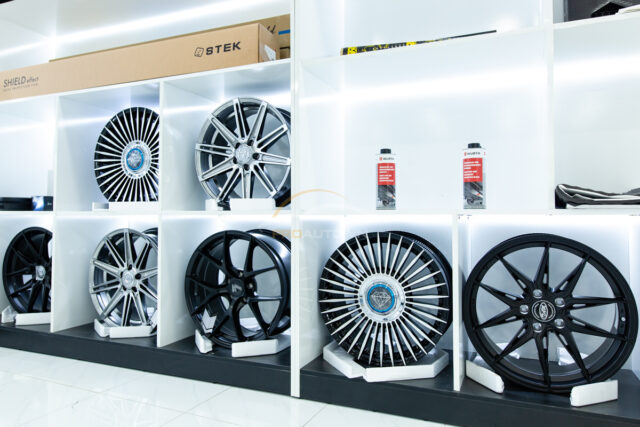 Khu vực trưng bày phụ kiện độ âm xe hơi cao cấp tai Proauto.vn 