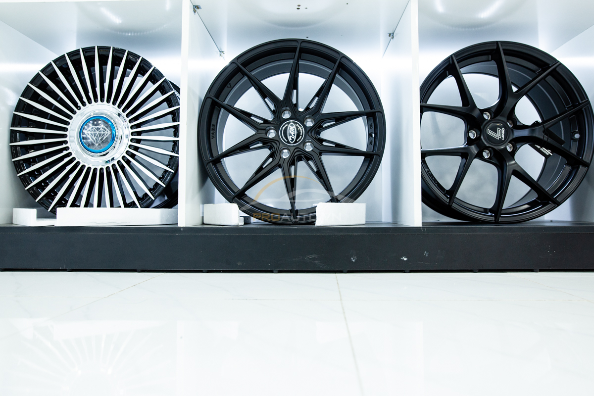 Khu trưng bày độ mâm xe hơi thể thao Honda CRV tại trung tâm Proauto.vn