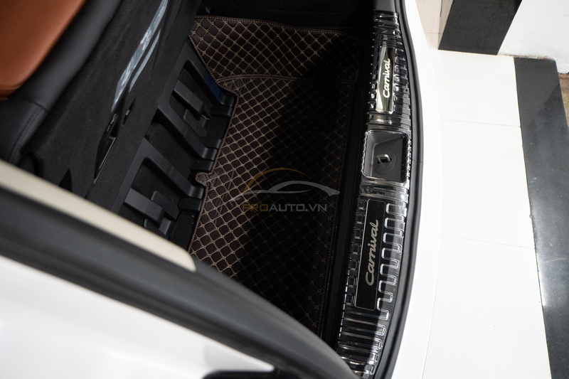 Độ nẹp chống trầy cốp sau Kia Carnival 