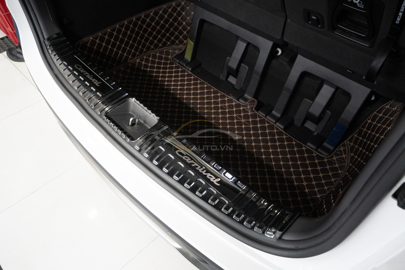 Độ nẹp chống trầy cốp sau Kia Carnival 