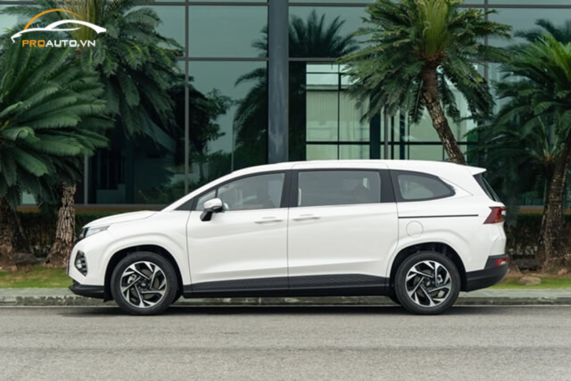 Độ ốp chống trầy bậc cửa Hyundai Custin 2024 loại nào cao cấp?