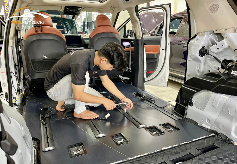 Độ sàn xe Hyundai Custin tăng giá trị thẩm mỹ