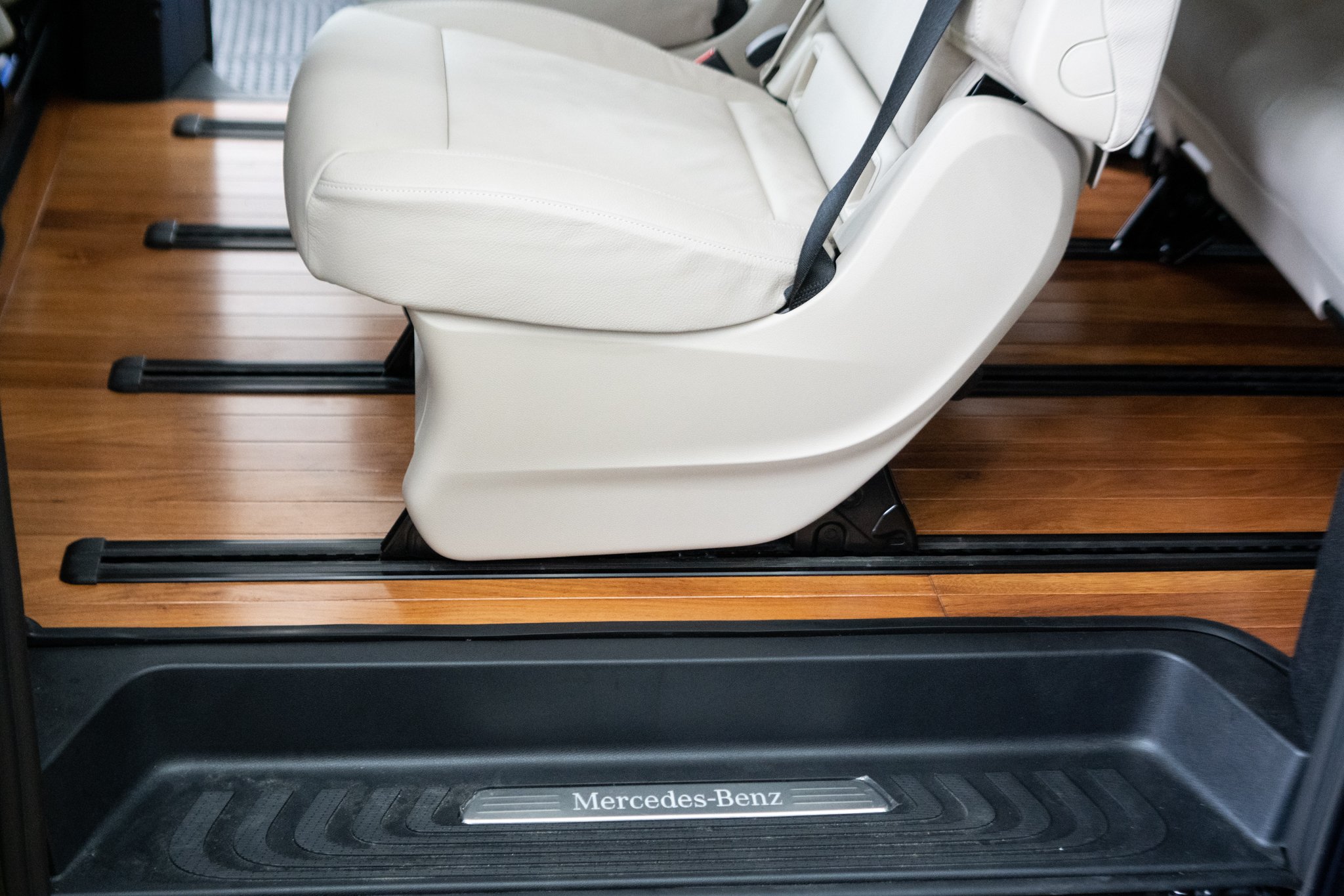 Làm sàn gỗ cho xe Lexus Lx570