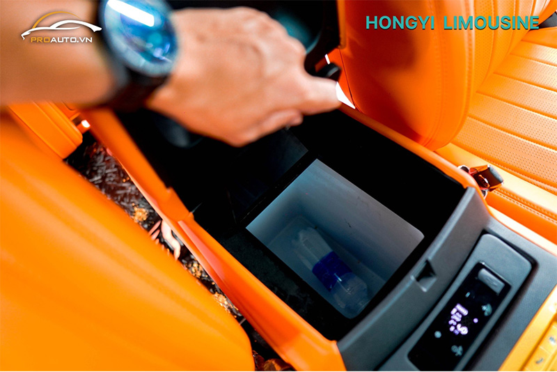 Độ tủ lạnh mini cho xe Hyundai Custin 2024