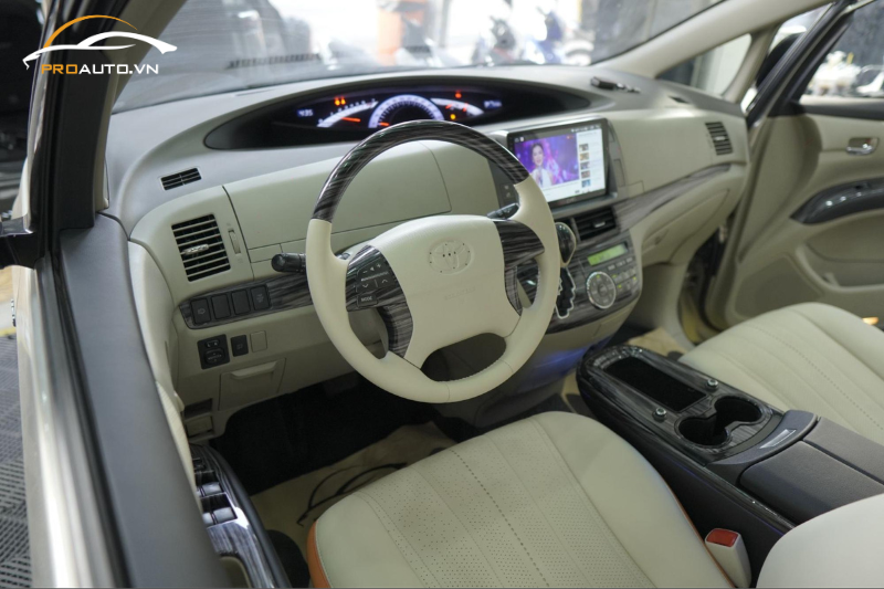 Đổi màu cột A, B, C cho xe Toyota Hiace