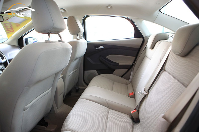 Đổi màu ghế da cho Ford Focus