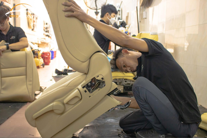 Đổi màu ghế da cho Toyota Hiace