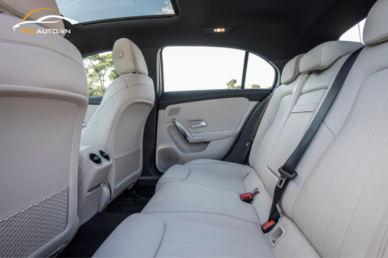 Đổi màu nội thất băng ghế thứ hai cho xe Mercedes A-Class