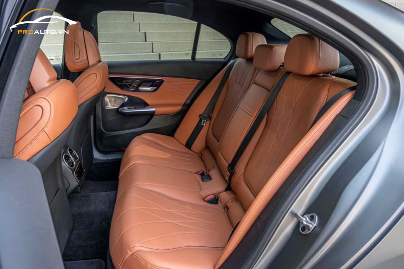 Đổi màu nội thất băng ghế thứ hai cho xe Mercedes C-Class