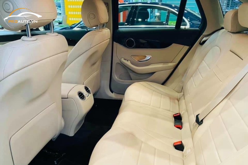 Đổi màu nội thất băng ghế thứ hai cho xe Mercedes GLC 200