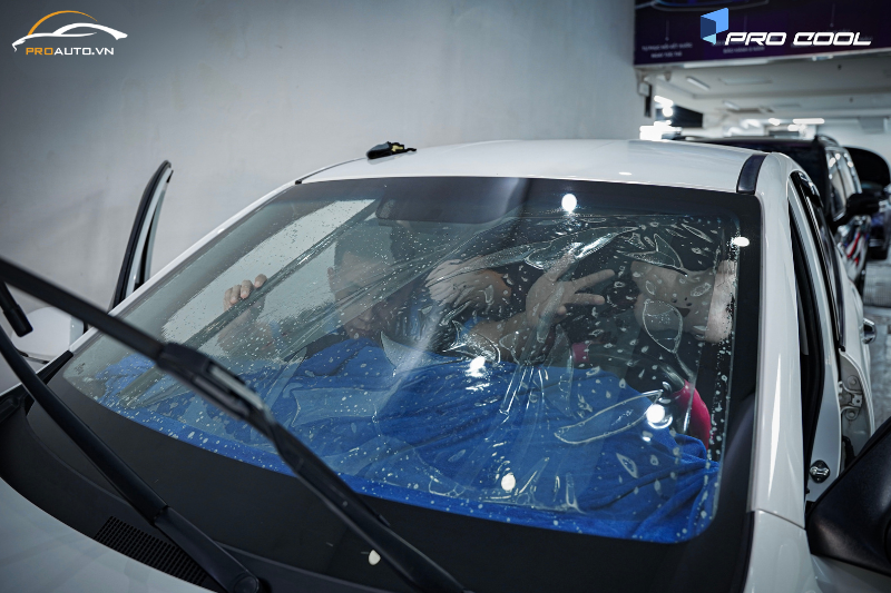 Đội ngũ chuyên nghiệp dán phim cách nhiệt xe Honda Accord
