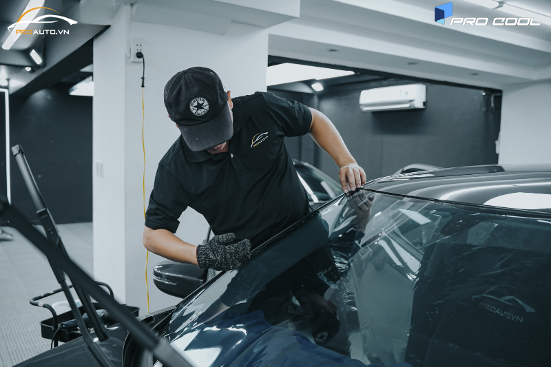 Đội ngũ thi công dán phim cách nhiệt xe Mazda CX-8 tay nghề cao