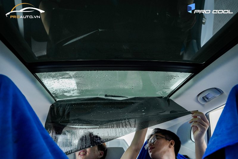 Đội thi công chuyên nghiệp dán phim cách nhiệt xe Mazda 2