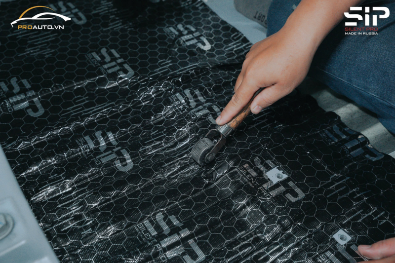 Dụng cụ dán cách âm xe Mitsubishi Xpander chuyên dụng