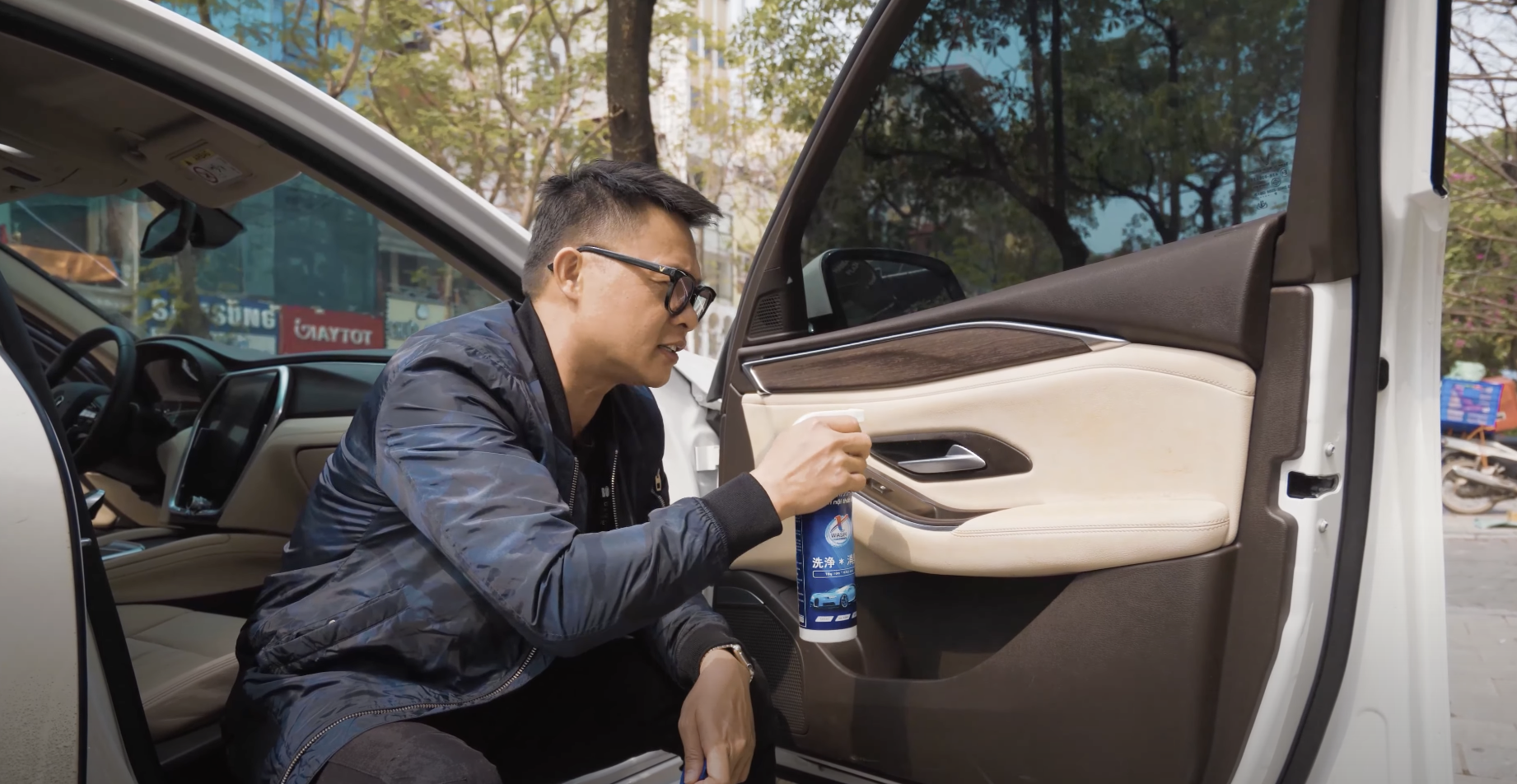 Vệ sinh được tất cả bề mặt nội thất trên xe