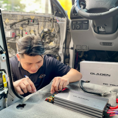 Gắn thêm amply giúp khuếch đại âm thanh cho xe