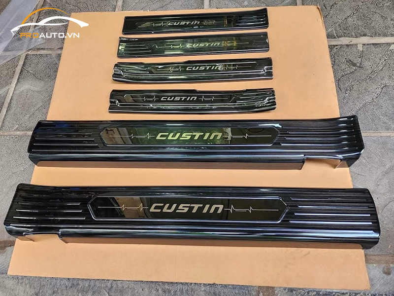 Giá độ ốp chống trầy bậc cửa Hyundai Custin 2024 cao cấp