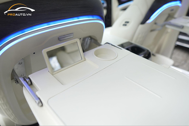 Gương trang điểm ẩn được trang bị khi độ bàn làm việc xe Kia Carnival