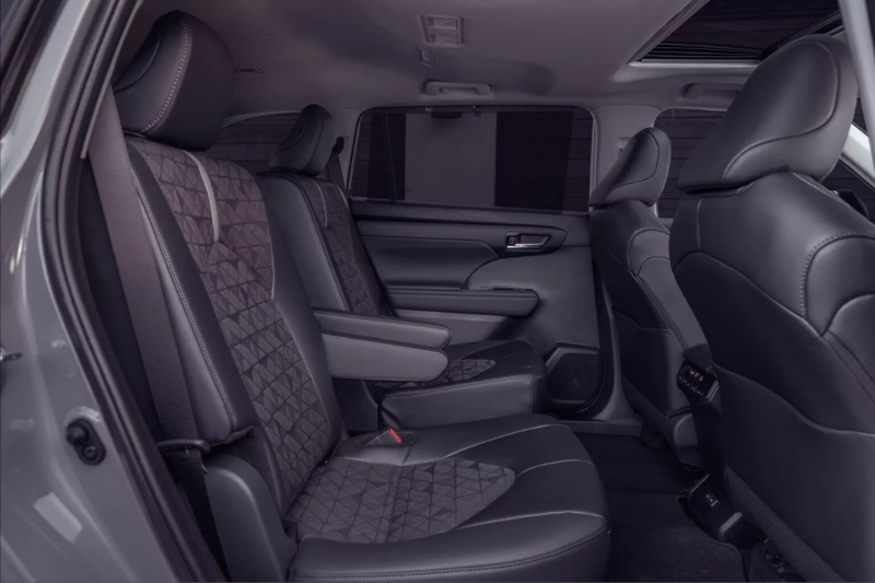 Highlander 2024 sở hữu khoang hành khách rộng rãi 