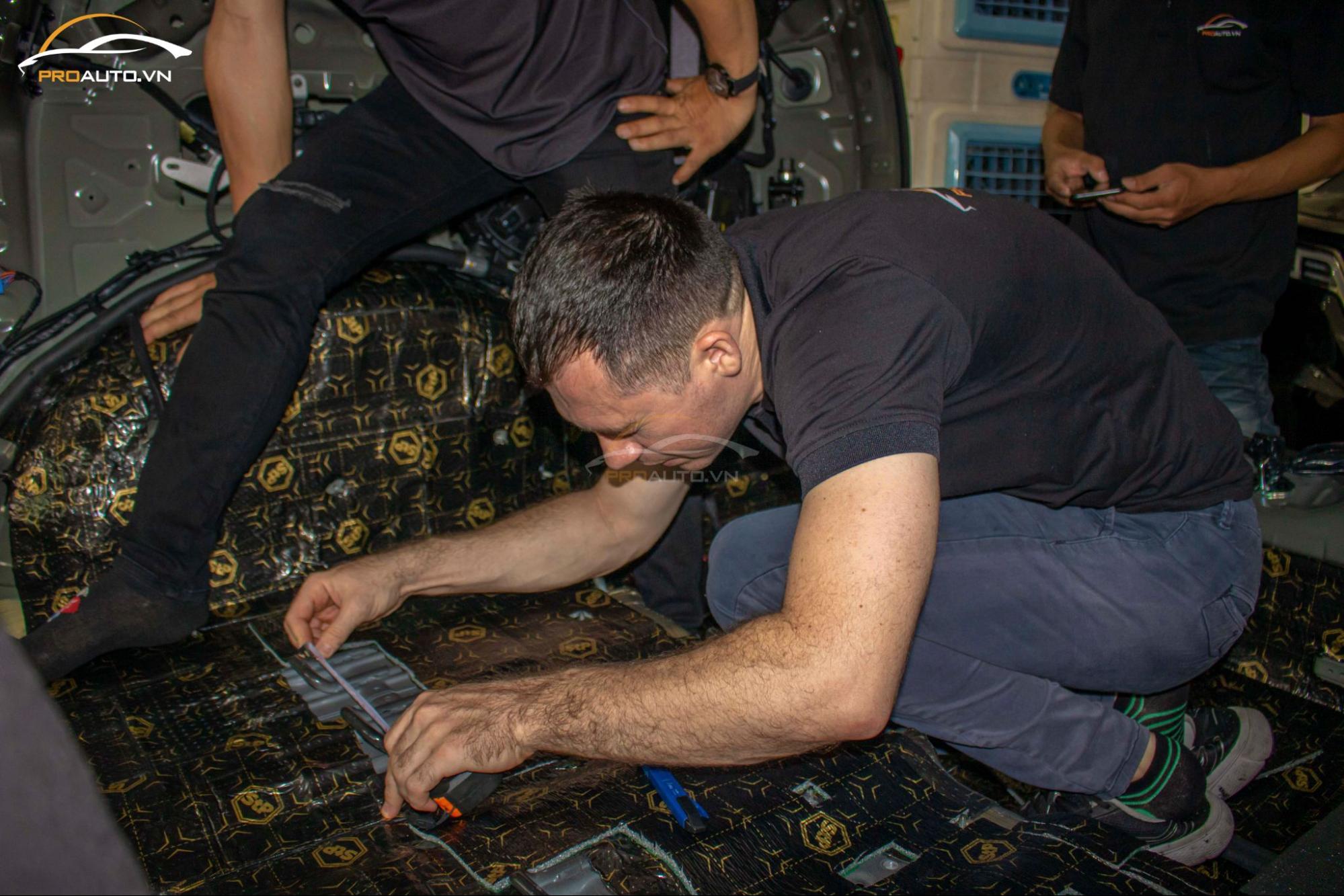 Hình ảnh thi công dán cách âm chống ồn xe Kia Carnival