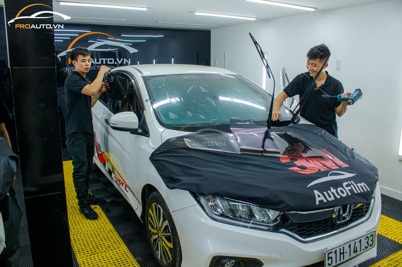 Hình ảnh thi công dán phim cách nhiệt 3M Cr60