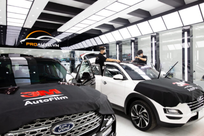 Hình ảnh thi công dán phim cách nhiệt ô tô tại PROAUTO.VN 