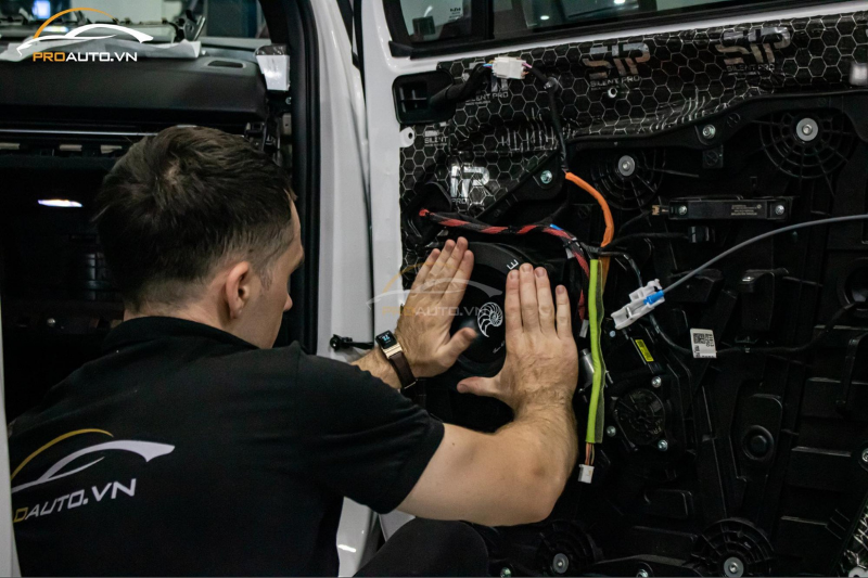 Hình ảnh thi công độ âm thanh cho xe Kia Carnival
