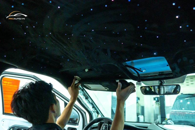 Hình ảnh thi công độ trần ánh sao cho Kia Carnival