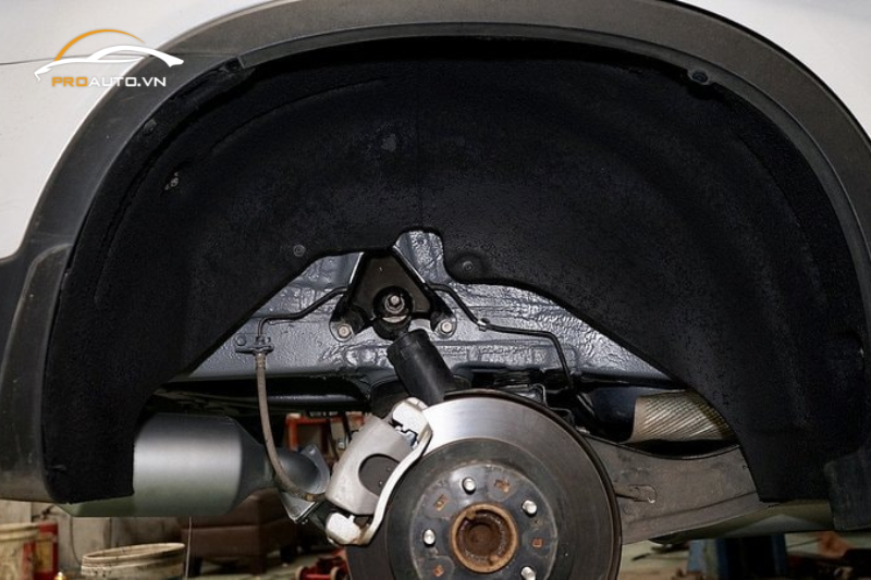 Hóa nhựa lòng vè giúp bảo vệ hốc bánh xe và gầm xe khỏi những va chạm 