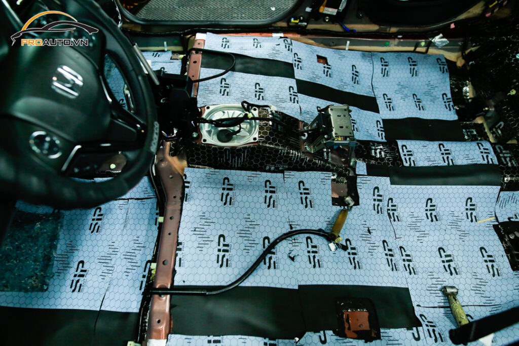 Dán vật liệu tiêu âm chống ù xe Honda Brio