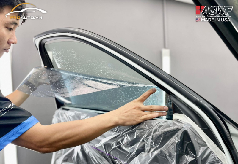 Dán phim cách nhiệt cho kính sườn trước