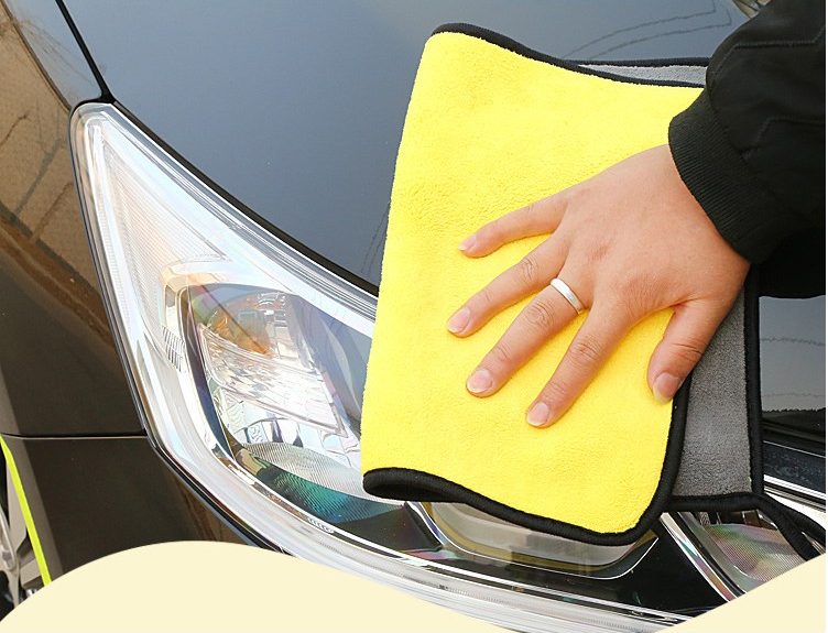 Làm sạch bề mặt kính xe ô tô