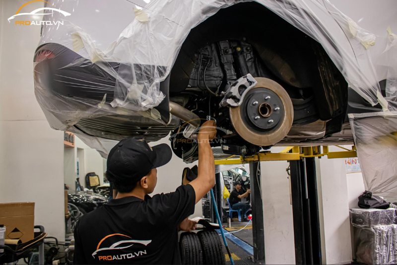 Không nên tự phủ gầm xe ô tô tại nhà