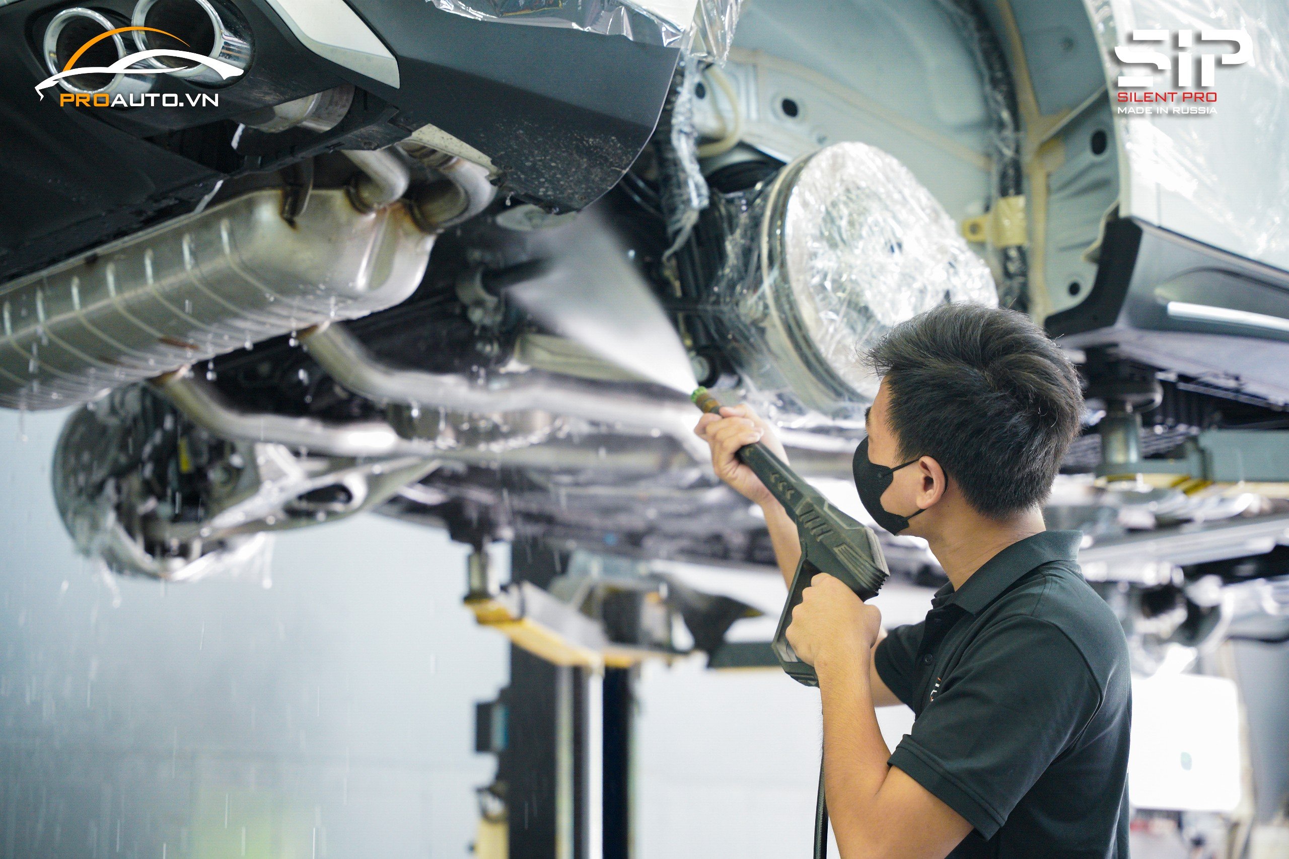 Kỉ thuật viên thi công phủ gầm xe ô tô