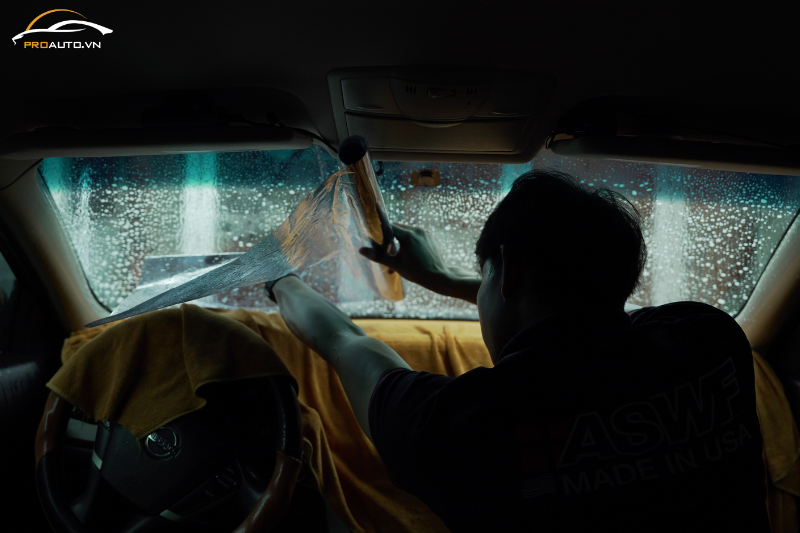Kính lái dán phim cách nhiệt xe Nissan Almera