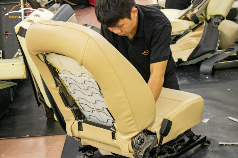 Kinh nghiệm đổi màu nội thất xe Hyundai Genesis chủ xe cần biết