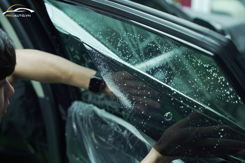 Kính sườn sau và kính lưng dán phim cách nhiệt xe Nissan Almera