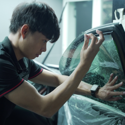 Kính sườn trước dán phim cách nhiệt xe Nissan Almera