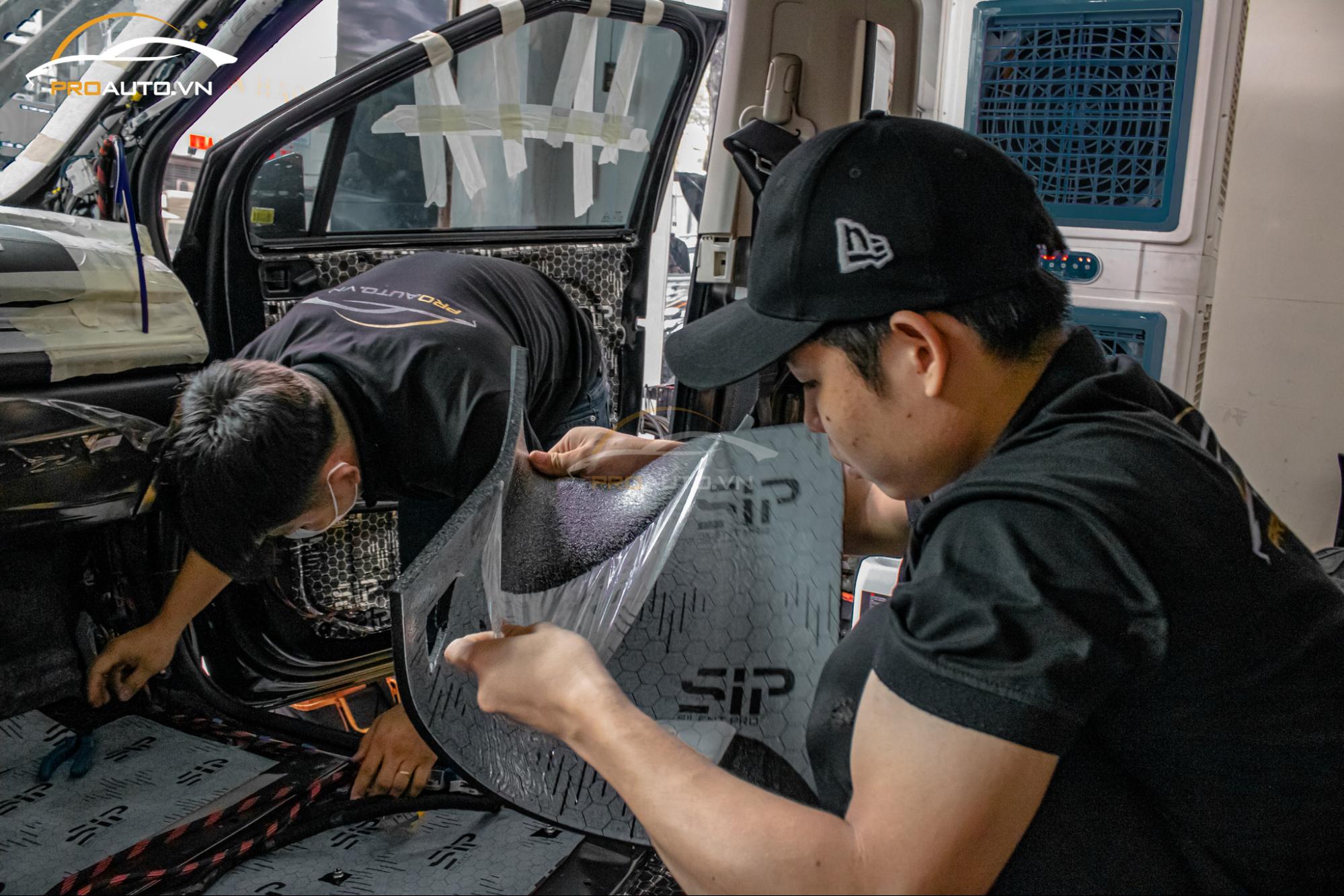 Kỹ thuật thi công dán cách âm chống ồn xe Kia Carnival