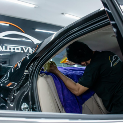 Kỹ thuật viên dán kính xe hơi theo quy trình chuyên nghiệp