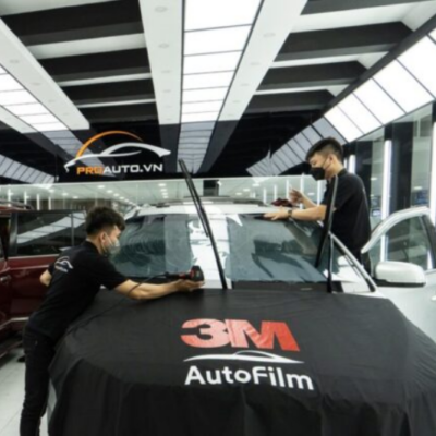 ky thuat vien dan phim cach nhiet cho kinh lai o to 1