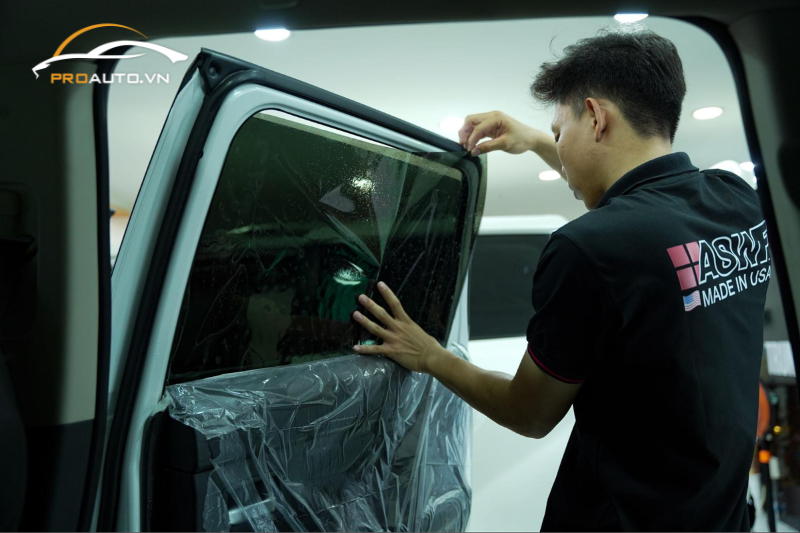 Kỹ thuật viên dán phim cách nhiệt cho kính ô tô