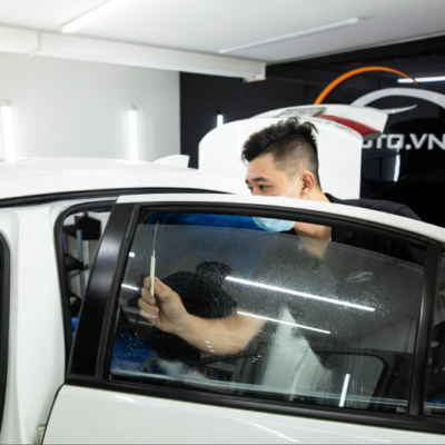 Kỹ thuật viên dán phim cách nhiệt cho kính sườn sau