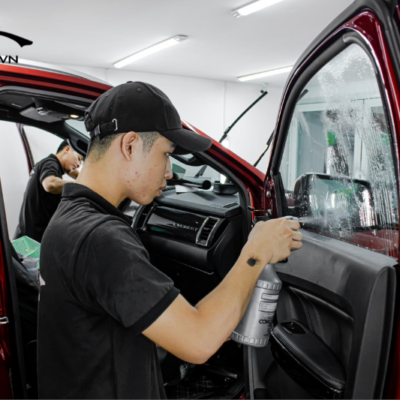 Kỹ thuật viên dán phim cách nhiệt cho kính tài phụ