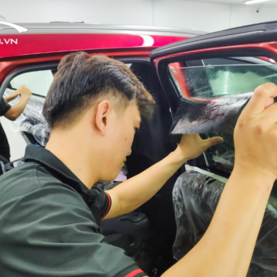 ky thuat vien dan phim cach nhiet cho kinh xe hoi 1