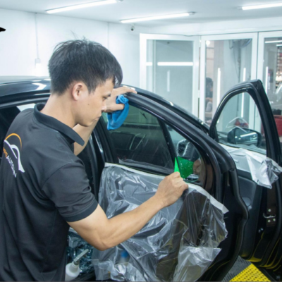 Kỹ thuật viên dán phim cách nhiệt cho ô tô 