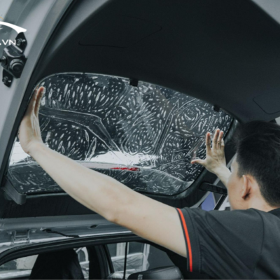 Kỹ thuật viên dán phim cách nhiệt cho vị trí kính lưng