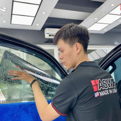 Kỹ thuật viên dán phim cách nhiệt cho xe hơi